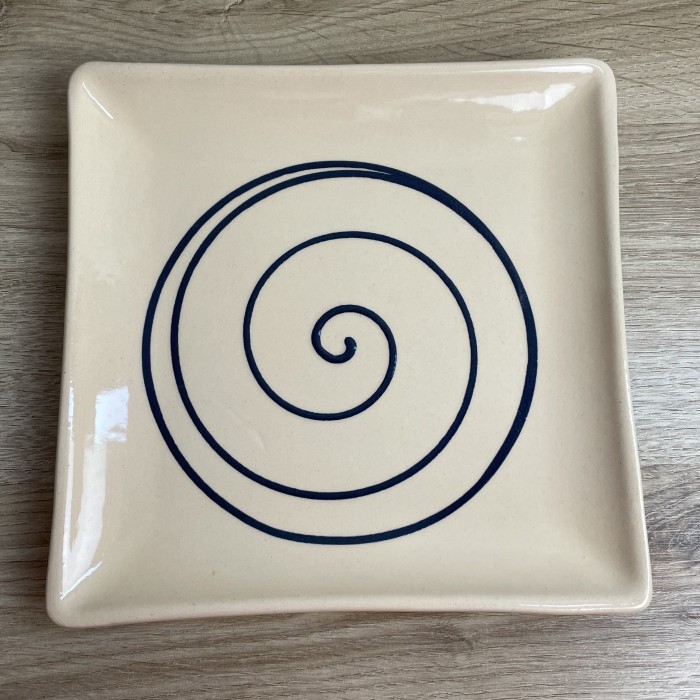 Petite assiette carrée crème cerclé rouge